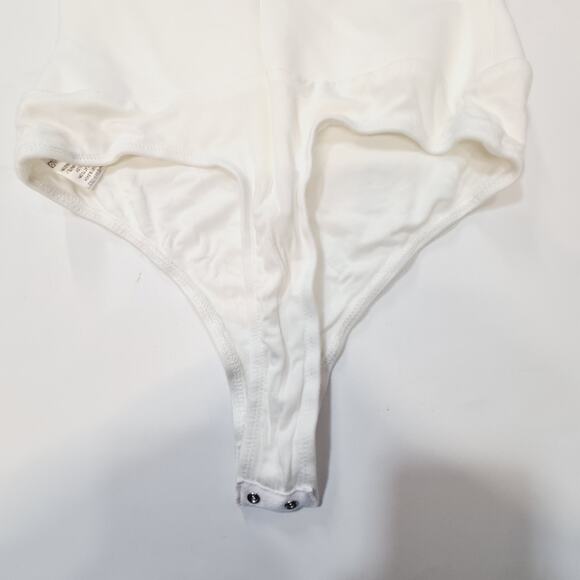 Superdown Reece Halter Bodysuit in white Small - Picture 8 of 12